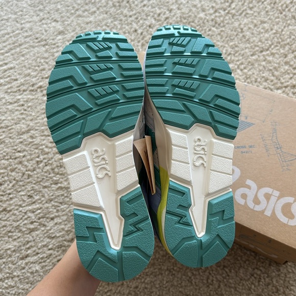 NWT- ASICS gel lyte V - Picture 3 of 5